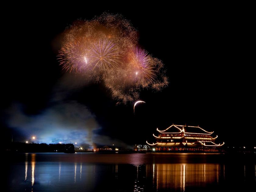 Màn bắn pháo hoa tại Tuần văn hóa - du lịch Hà Nam năm 2023 và Lễ hội Khinh khí cầu diễn ra tại Khu du lịch Tam Chúc