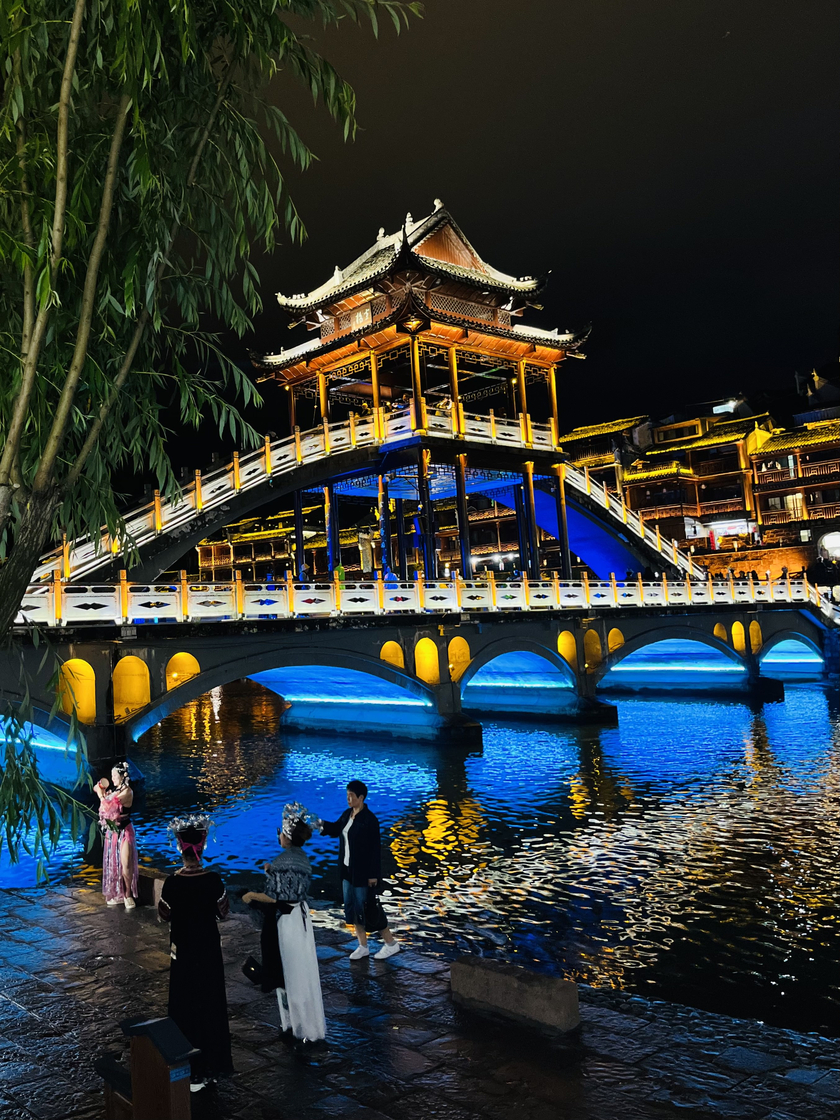 Một cây cầu cũng nổi tiếng không kém Hồng Kiều là Tuyết Kiều.