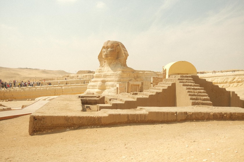 Tượng nhân sư Sphinx - Tượng đầu người mình sư tử với mình sư tử dài 45m, chân dài 15m được tạc từ một tảng đá nguyên khối, thể hiện sức mạnh và quyền lực thánh thần của các vị Pharaoh