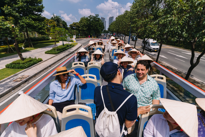 Du khách hào hứng khám phá vẻ đẹp Sài Gòn qua trải nghiệm xe buýt 2 tầng.