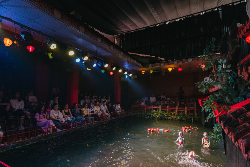 Khách được thưởng thức buổi diễn múa rối nước tại Nhà hát múa rối nước Rồng Vàng.