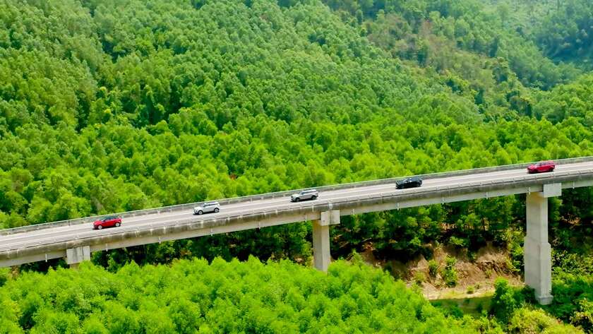 Màu xanh của núi rừng đại ngàn ôm trọn tuyến đường cao tốc La Sơn - Túy Loan.