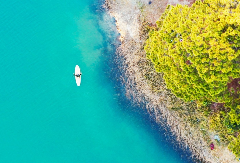 Trong suốt hành trình, du khách có thể đắm mình trong làn nước trong xanh để có những giây phút thư giãn
