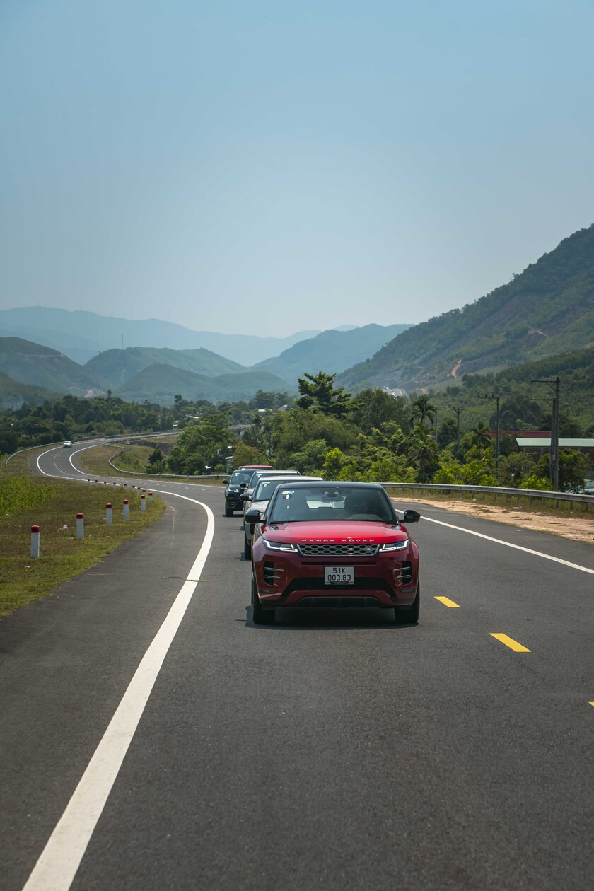 Chương trình trải nghiệm lái thử xe trên cung đường La Sơn - Tuý Loan do Land Rover tổ chức.