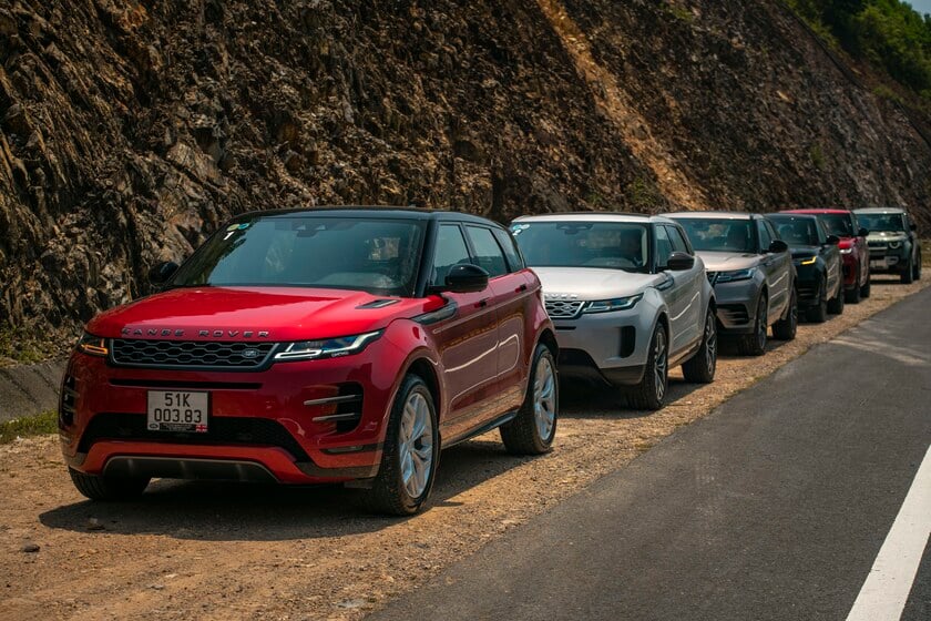 Range Rover là dòng xe giúp chinh phục mọi địa hình, thích hợp cho các chuyến du lịch road trip.