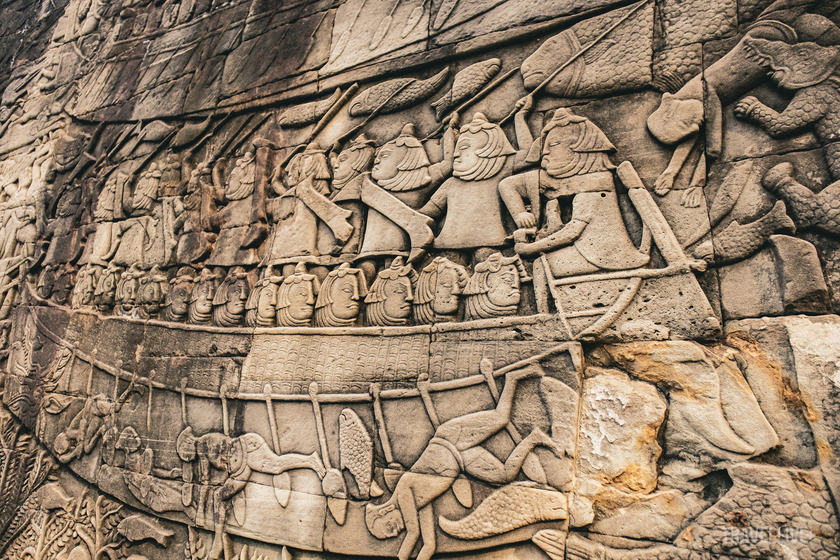 Các điêu khắc miêu tả quân Khmer đeo vòng cổ làm bằng vải, còn quân Chăm Pa đội nón có chóp nhọn