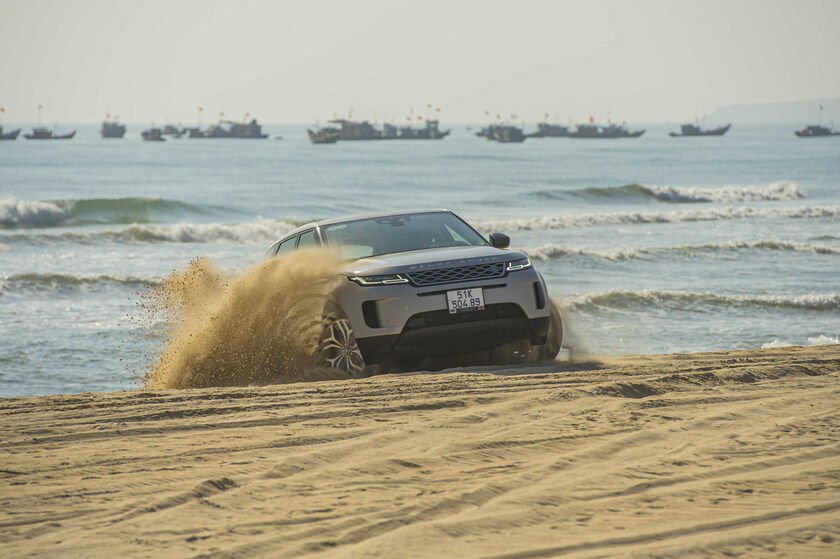 Evoque vượt địa hình cát không kém cạnh Velar hay Rover Sport