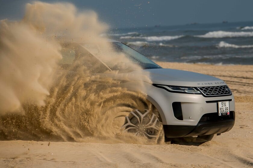 Bí quyết để lái xe trên cát là “sự cân bằng giữa tốc độ và khả năng di chuyển”