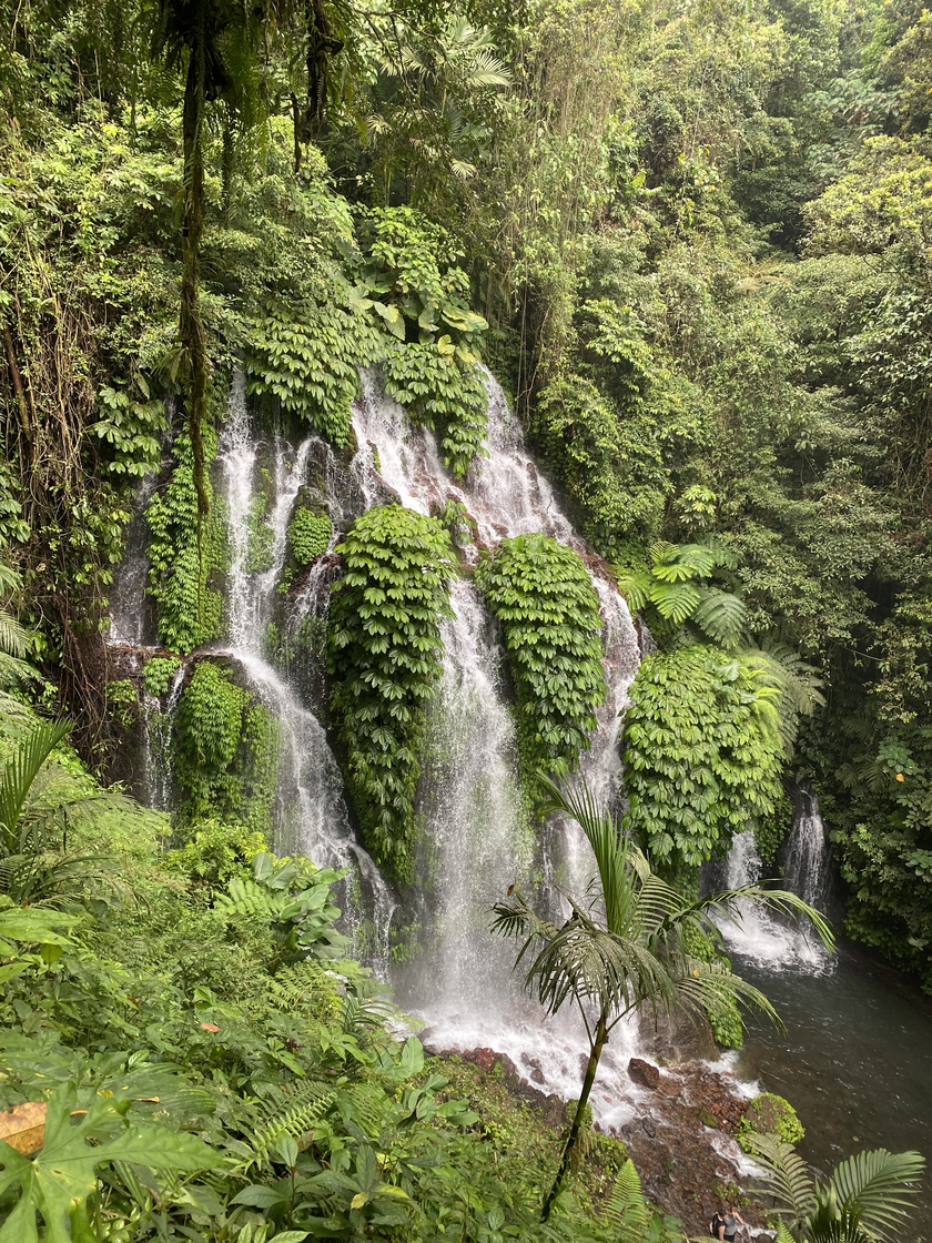 Một con thác nằm trong cụm thác Banyu Wana.