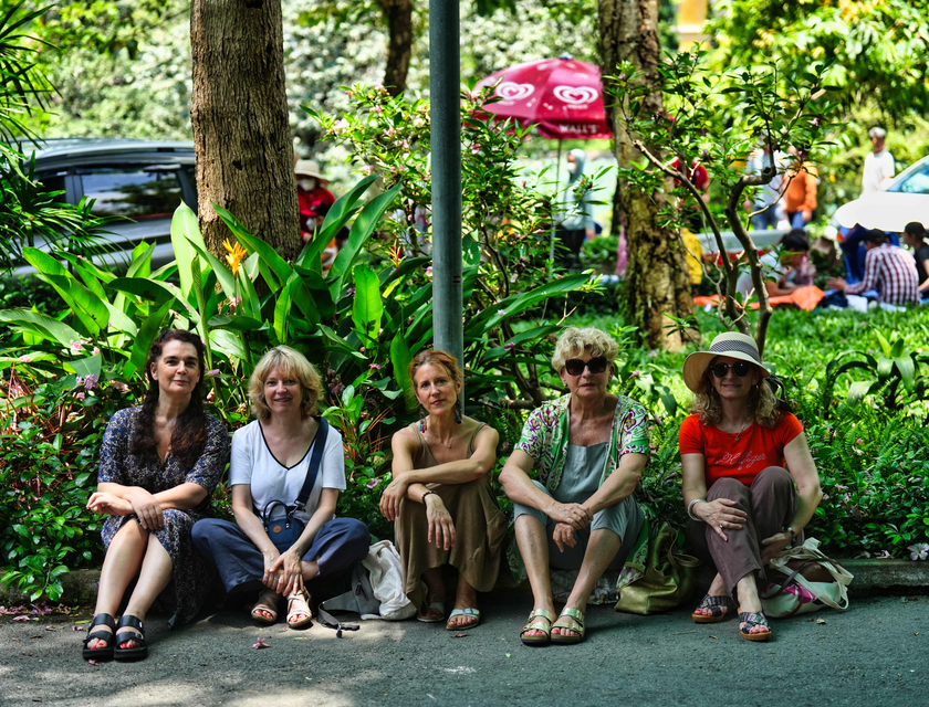 Chân dung 5 nữ họa sỹ người Pháp. Từ trái sang: Sandra Martagex, Muriel Napoli, Florence Dussyer, Anne Regnier và Clara Crespin.