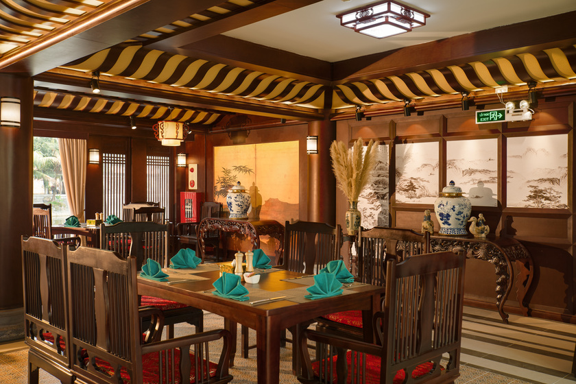 Nhà hàng Cốm sẽ đưa quý khách lên một chuyến hành trình mỹ vị với sự đa dạng trong ẩm thực từ Á sang Âu.
