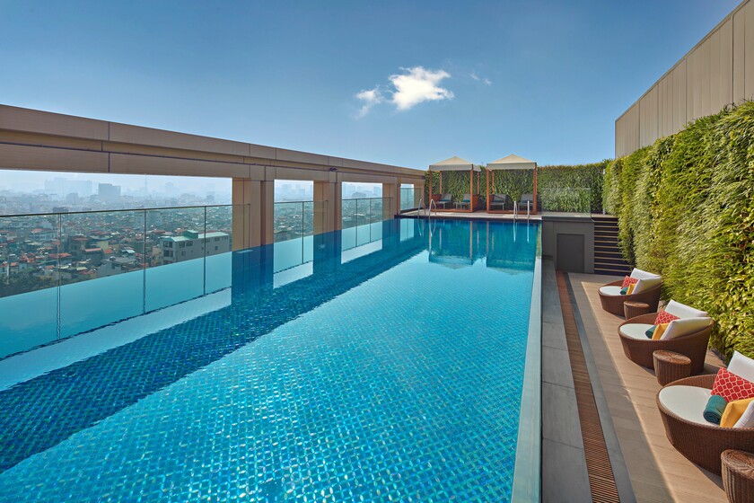 Grand Mercure Hanoi là khách sạn đầu tiên sở hữu hồ bơi vách kính ngoài trời độc đáo