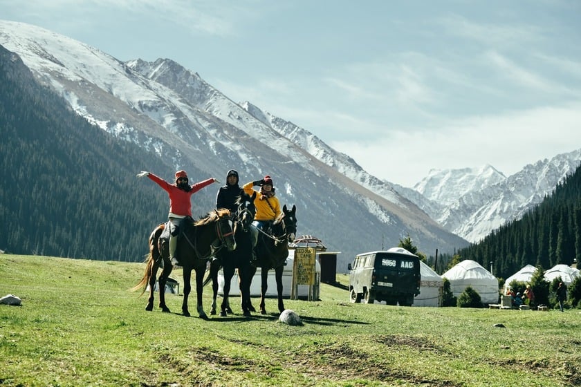 Cưỡi ngựa ở Kyrgyzstan là một trải nghiệm rất hay và đáng thử trên vùng đất thảo nguyên bạt ngàn