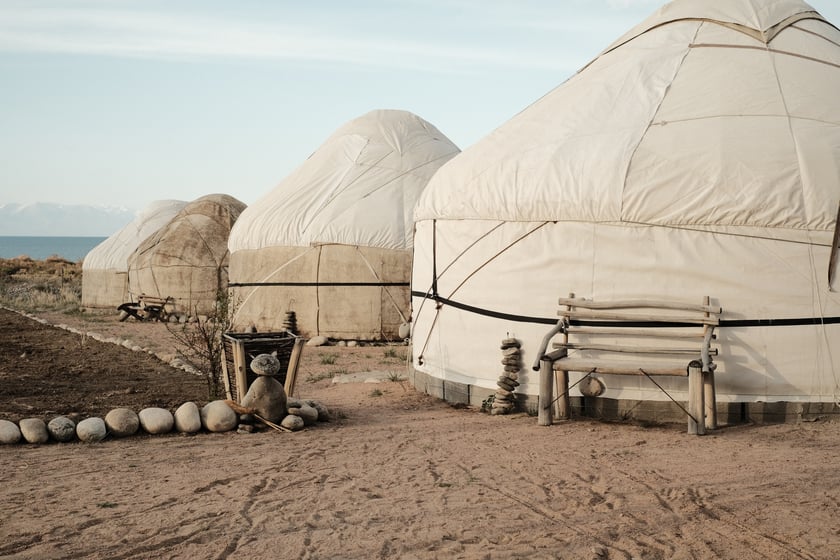 Yurt là một loại lều tròn đặc trưng những người du mục ở Trung Á và Mông Cổ, bên trong là khung gỗ, sắt và được phủ vải bạt, da thú rất dày nên vô cùng ấm áp. Ngủ trong lều Yurt là một trải nghiệm thú vị cho bất kỳ ai đi du lịch ở Kyrgyzstan