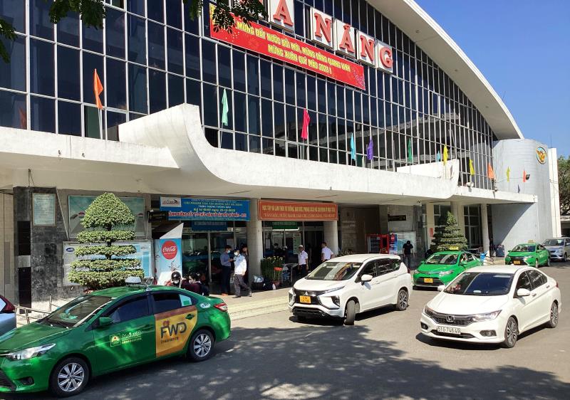 Các lái xe ta-xi sẵn sàng đón du khách xuống Ga Đà Nẵng để du lịch kết hợp xem pháo hoa