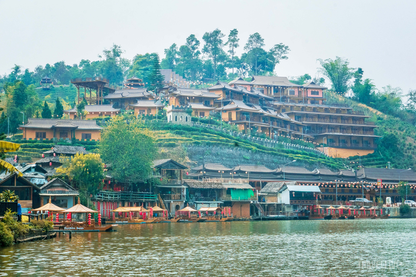 Những ngôi nhà lợp mái ngói truyền thống của người dân tộc Vân Nam xuất hiện.