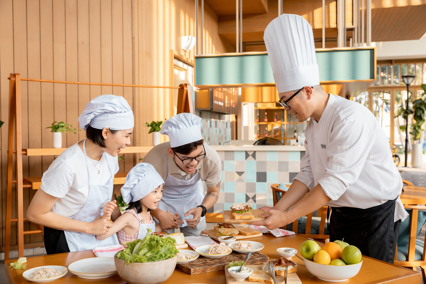 Các thực đơn được kết hợp giữa món ăn địa phương của Việt Nam và các món ăn quốc tế.