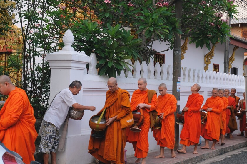 Đa phần các du khách nước ngoài khi đến thăm cố đô Luang Prabang đều bị ấn tượng nghi lễ khất thực ở Lào trong sắc màu vàng cam của đoàn sư đi khất thực vào mỗi buổi sáng