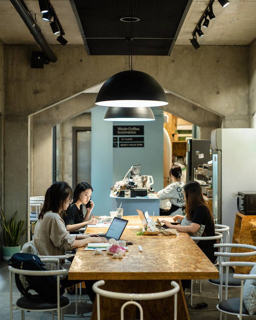 Không gian InFact Coffee là sự kết hợp của một quán cà phê và co-working space (nơi làm việc chung) nên tạo cảm hứng làm việc cho mọi người