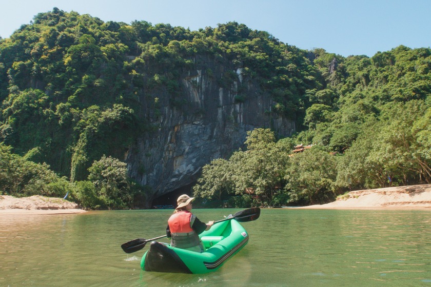 Chèo kayak vào động Phong Nha