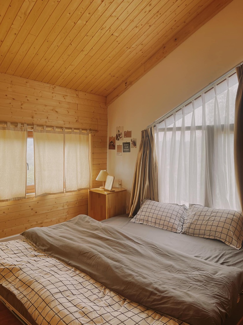 Ngôi nhà được thiết kế theo phong cách Bắc Âu, có tông màu trắng chủ đạo kết hợp với việc sử dụng chất liệu gỗ, tạo nên cảm giác vô cùng thoải mái, gần gũi