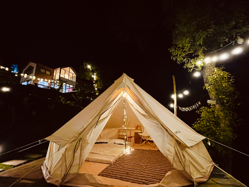 Lều cắm trại lên đèn về đêm tại MiCasa