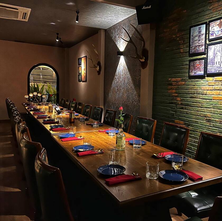 Cozy Eatery & Bar mở ra một không gian nhẹ nhàng, ấm áp trái ngược với những nhà hàng hiện đại và náo nhiệt giữa Sài Gòn