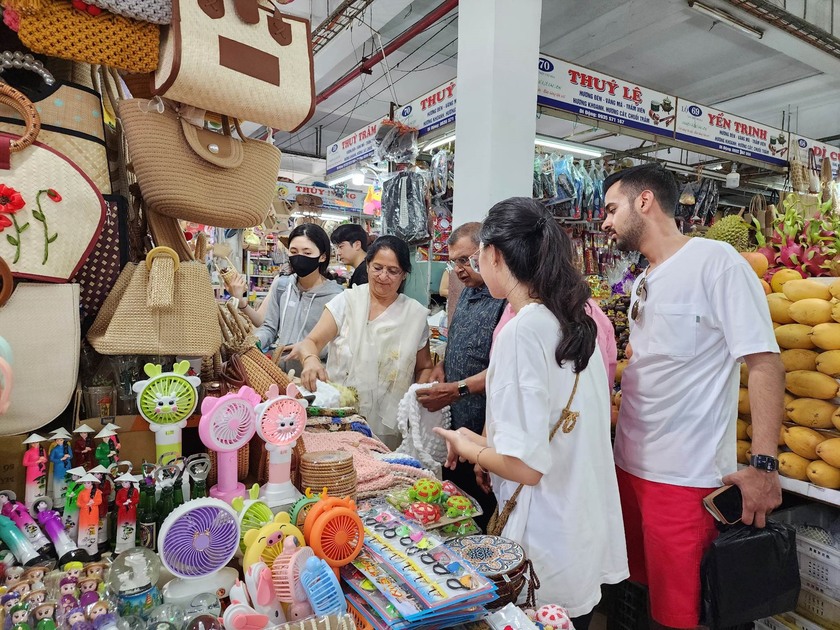 Du khách mua sắm tại chợ Hàn. Ảnh: Thùy Trang