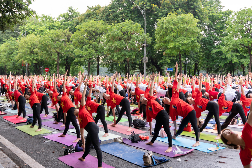 Tại Hà Nội, gần 1.500 người tham gia hưởng ứng ngày Quốc tế Yoga lần thứ 9