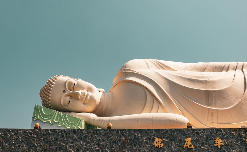 Tượng Phật Thích Ca trong tư thế nằm thanh tịnh tại chùa.