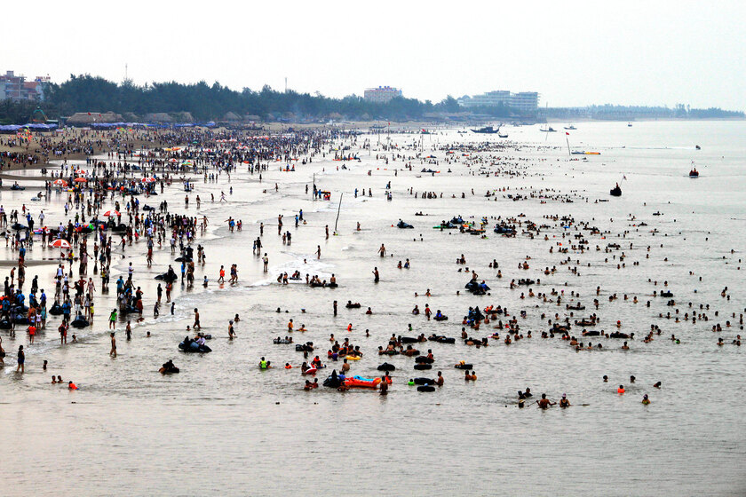 Bãi biển Sầm Sơn luôn trong tình trạng đông nghịt người.