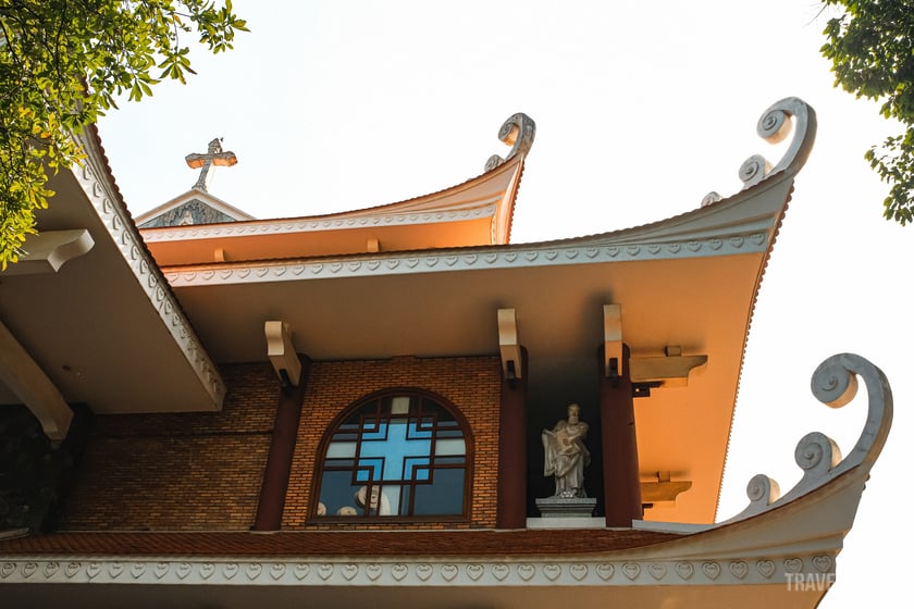 Mái vòm cong vút của nhà thờ Hòa Bình.