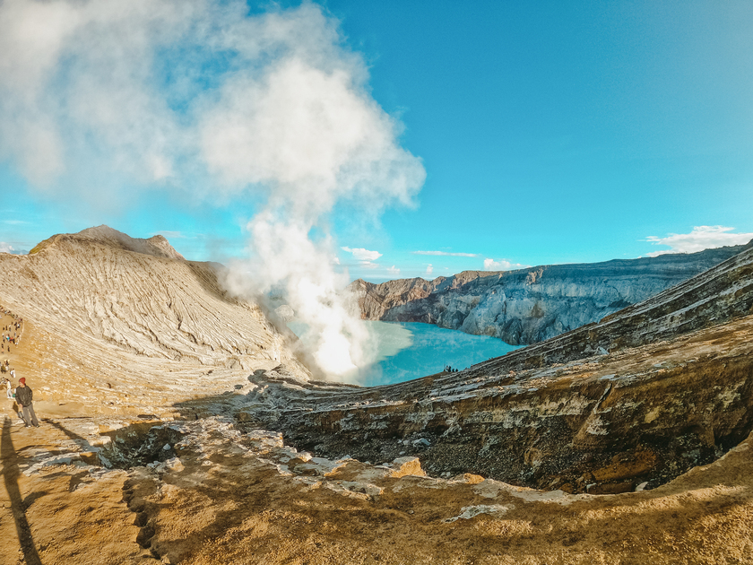 Hồ Kawah Ijen có màu xanh ngọc đặc trưng, quanh năm ẩn mình trong khói trắng