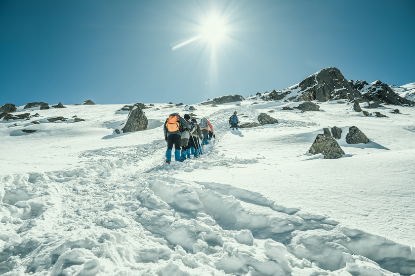 Khung cảnh tuyết trắng bao trùm những ngọn núi hùng vĩ mang đến vô vàn trải nghiệm thú vị với mọi tâm hồn yêu thích phiêu lưu, thử thách khám phá