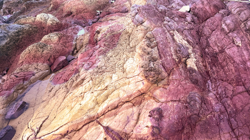 Đặc sản của Bãi đá Nghi Thiết, như tên gọi, là những bãi đá đỏ hình thù khác nhau trải dài sát biển.