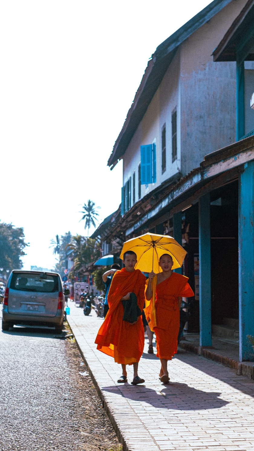 Đến phố cổ, du khách nên đi bộ để tận hưởng tình yêu toả ra từ khắp các dãy nhà, con phố. Thi thoảng sẽ bắt gặp các vị sư mặc đồ cam che ô đi bộ trò chuyện trên vỉa hè