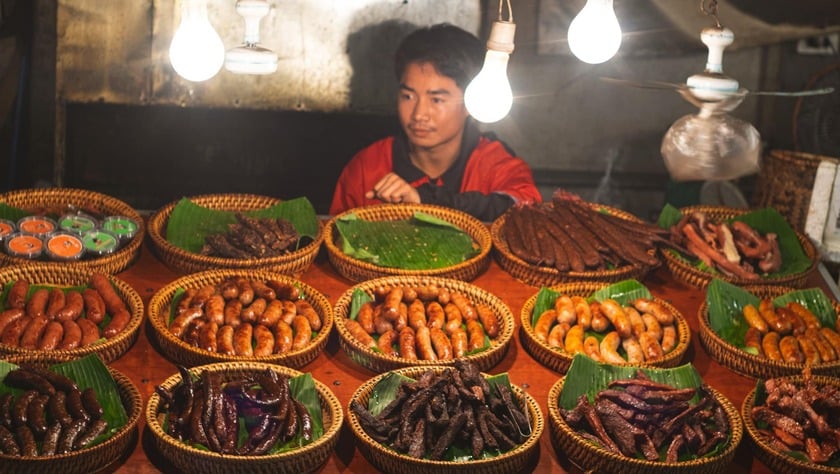 “Say ua”, “say cooc” đều là tên gọi của lạp xưởng. Ở Lào có rất nhiều loại lạp xưởng với vị và hình thù khác nhau đều nướng ăn với xôi. Du khách đến Lào có thể mua bò khô, trâu khô và lạp xưởng về làm quà
