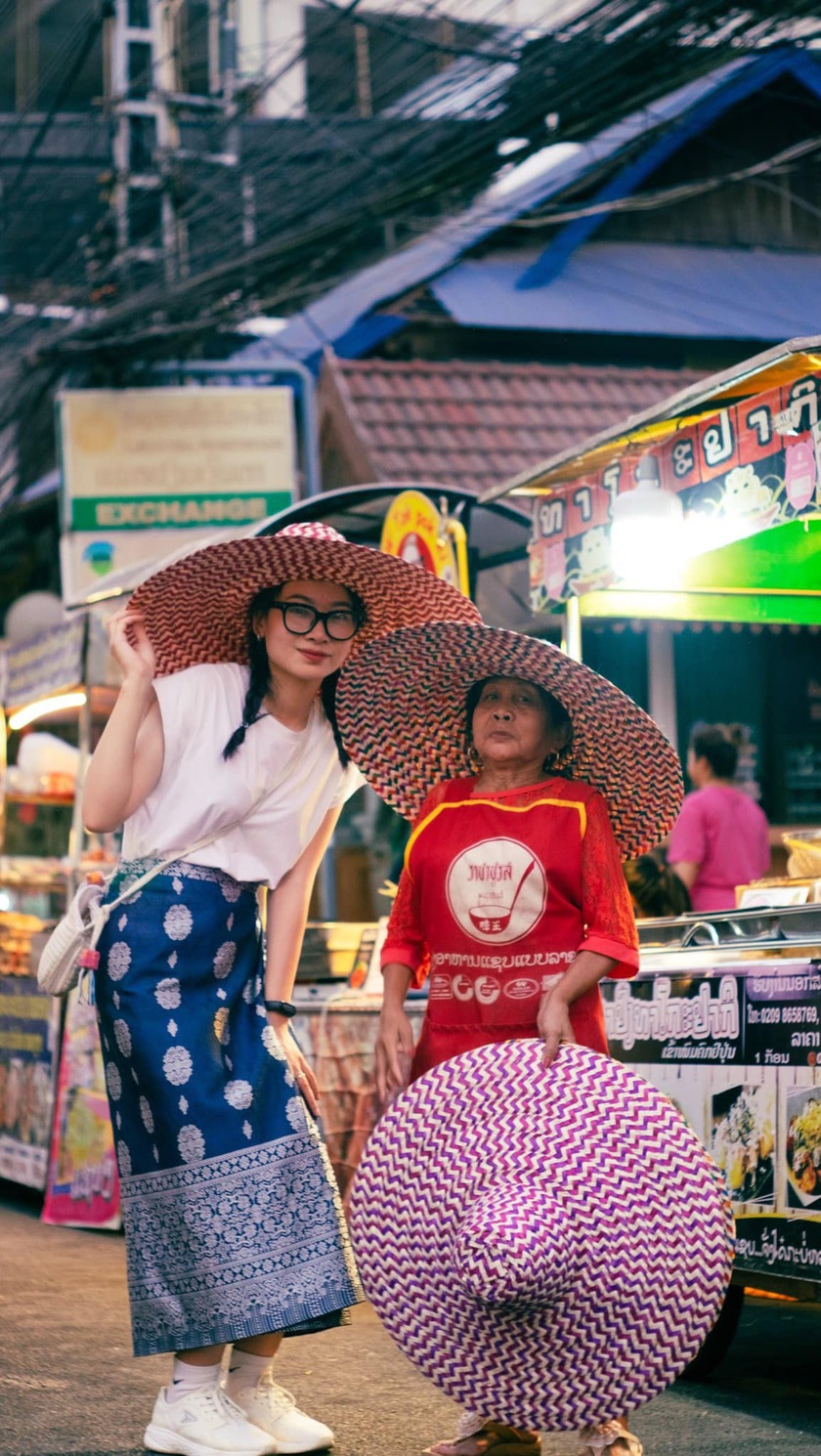 8 tháng sống chậm tại Lào giống như người bản địa thực thụ, Mai Di Lao (trái) đã khám phá nhiều điều thú vị, trải nghiệm văn hóa, cuộc sống thường nhật của người dân ở đất nước Triệu Voi