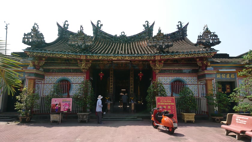 Kiến An Cung hay còn có tên chùa Ông Tháp là công trình kiến trúc độc đáo.