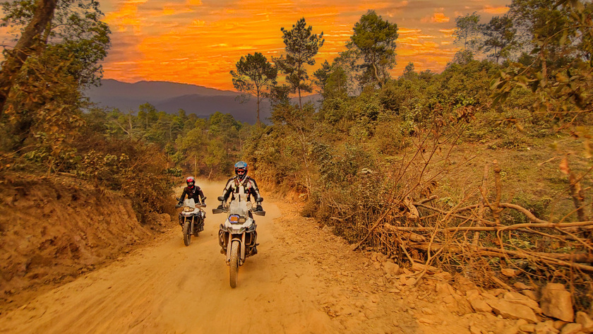 Trải nghiệm phượt xe máy để khám phá những cung đường và cảnh đẹp hùng vĩ của núi rừng Điện Biên