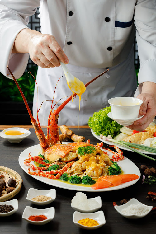 Bạn có thể lựa chọn dùng bữa với thực đơn đa dạng hương vị Á - Âu tại các nhà hàng với không gian mở hướng toàn vịnh biển.