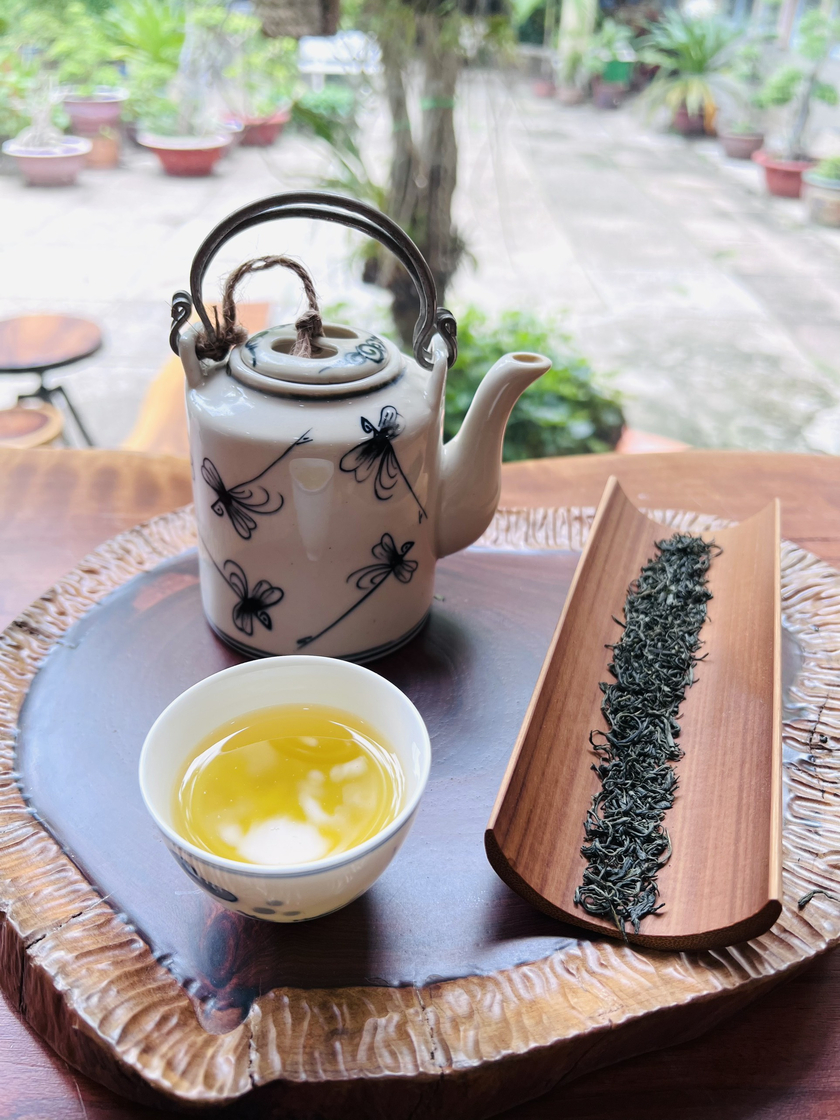 Tại Việt Nam, trà là thức uống dân dã, được dành cho tất cả mọi giai tầng, xuất hiện ở khắp mọi nơi.