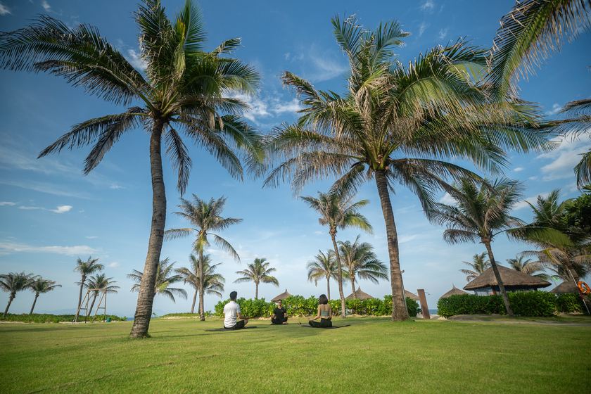 Du khách có thể trải nghiệm các hoạt động ngay cạnh bờ biển như tản bộ, tập yoga và thả diều. Ảnh: Meliá Vinpearl Cam Ranh Beach Resort