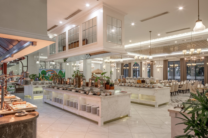 Với không gian rộng và đa dạng món ăn, Merkado là nhà hàng phục vụ buffet sáng tuyệt vời. Ảnh: Meliá Vinpearl Cam Ranh Beach Resort.