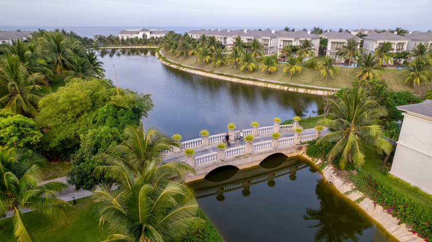 Không gian lộng gió với những rặng dừa xanh đan xen các khu biệt thự. Ảnh: Meliá Vinpearl Cam Ranh Beach Resort.