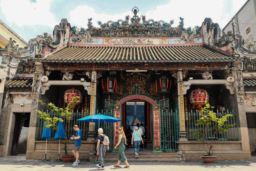 Nằm giữa Chợ Lớn tấp nập, chùa Bà Thiên Hậu vẫn giữ được nét trầm mặc của riêng mình