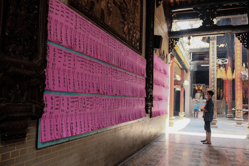 Bức tường gạch phủ đầy những tấm sớ màu hồng khá độc lạ hiếm có ở những địa điểm du lịch tâm linh khác