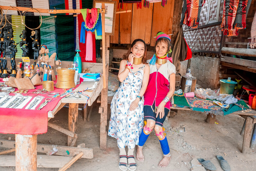 Bộ tộc này đã ở đây gần nhiều thập kỷ, Người dân trong làng chủ yếu dệt khăn và bán đồ lưu niệm.