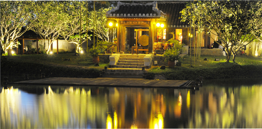 Sân khấu nổi trên mặt hồ Chân Lạc được thiết kế để tổ chức những sự kiện biểu diễn nghệ thuật đặc sắc, tái hiện hình ảnh sân đình làng - nơi hội tụ và lưu giữ nét đẹp văn hóa dân gian.