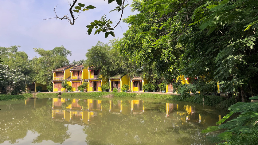 Mang nét đặc trưng của kiến trúc Việt Nam, Bảo tàng Áo dài là sự giao thoa giữa phong cách nhà rường xưa Quảng Nam với dấu ấn tiêu biểu của vùng miền Tây sông nước.